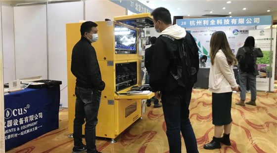 第十九届中国作物学会展会-工作人员为客户介绍知楚摇床