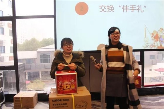 集思仪器各同事之间互相交换&ldquo;伴手礼&rdquo;