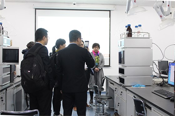 与会人员参观&ldquo;液相色谱互动教学实验室&rdquo;