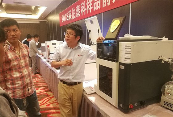 莱伯泰科工作人员正在给与会人员讲解BCEIA2017金奖产品&mdash;&mdash;SPE1000 全自动固相萃取系统 