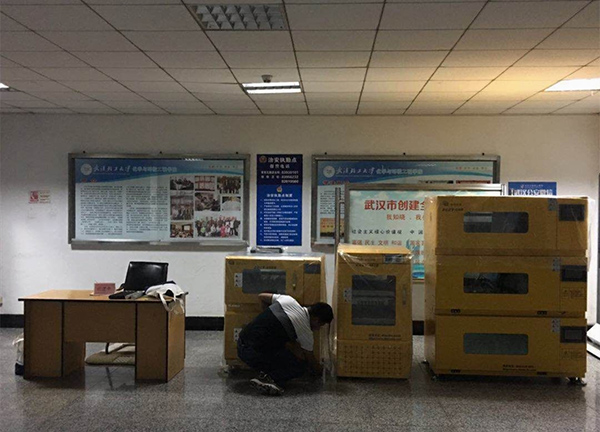 集思仪器的工作人员清早到武汉轻工大学为代理产品&mdash;&mdash;知楚震荡培养箱的展览做准备工作