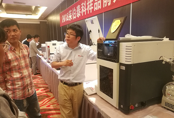 莱伯泰科工作人员正在给与会人员讲解BCEIA2017金奖产品&mdash;&mdash;SPE1000 全自动固相萃取系统 